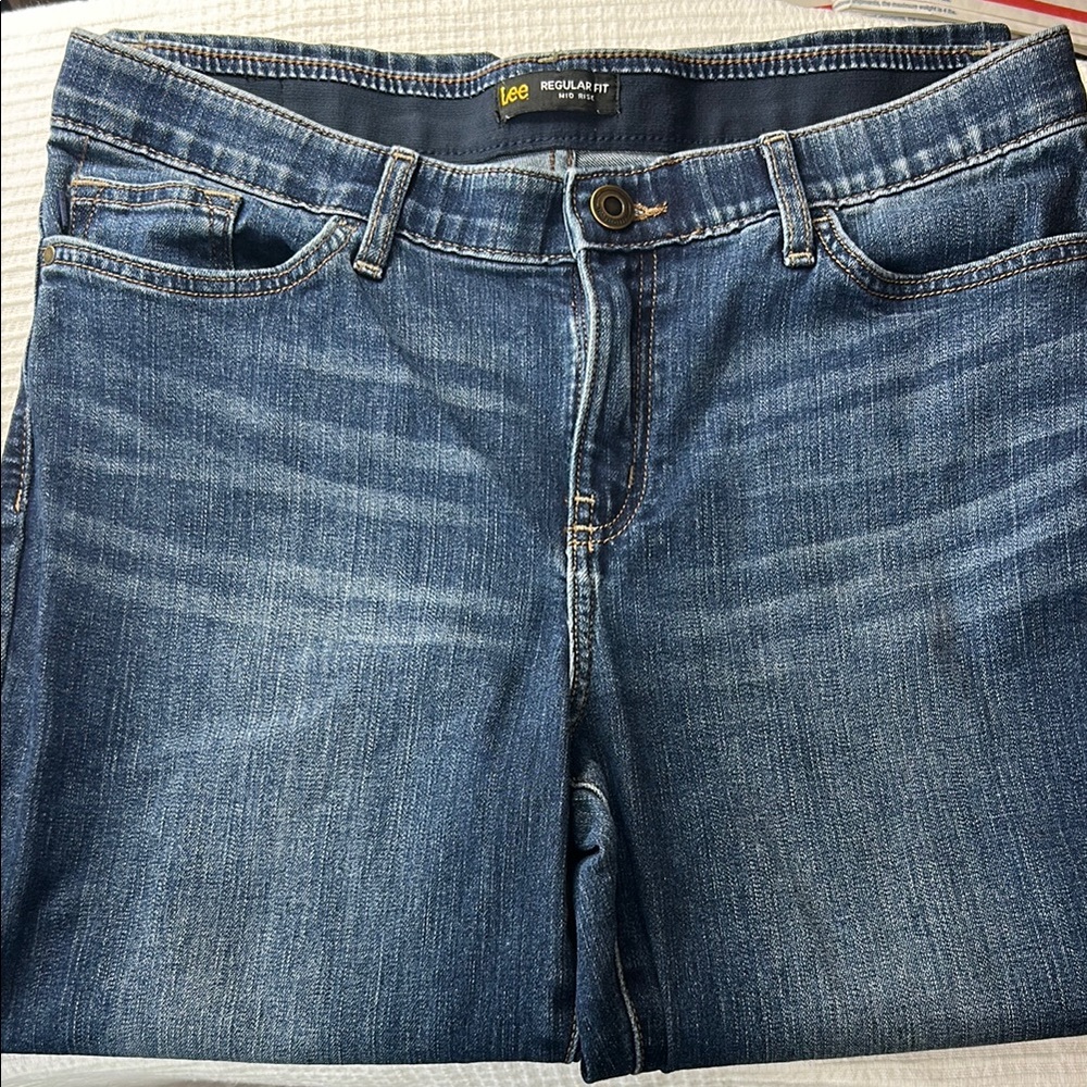 Lee Dark Wash Regular fit mid rise Woman’s Jeans Size 14 Medium - Picture 2 of 5